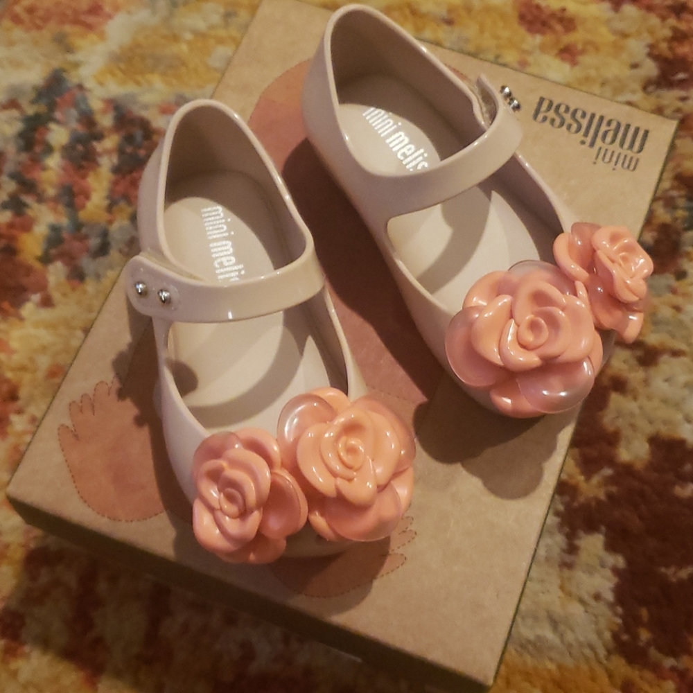 Mini Melissa size 5 fit small